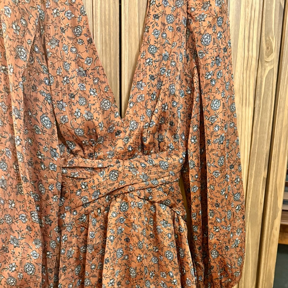 ASTR The Label Anora Maxi Dress XS Copper Floral Tiered Open Back Wedding Guest - Picture 9 of 12